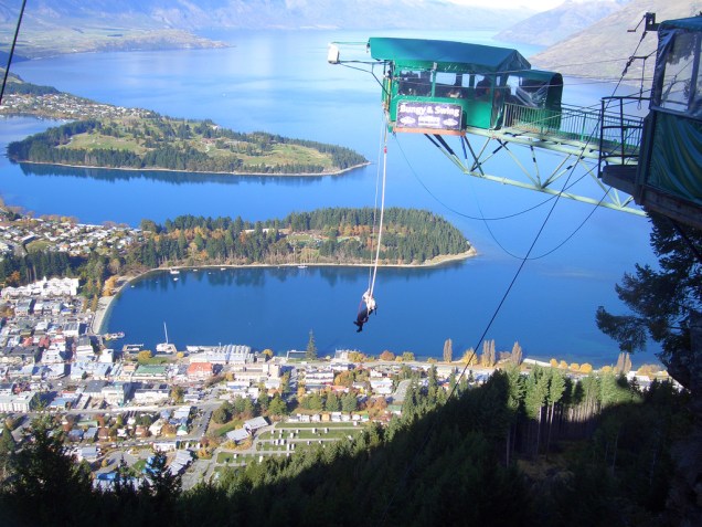 À beira do Lago Wakatipu, Queenstown é a queridinha dos esportistas radicais e capital do bungee jumping