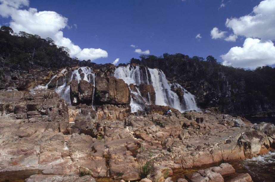 A poucos metros do Cânion 2 do Rio Preto, na Chapada dos Veadeiros, a Cachoeira das Cariocas tem várias cascatas, poços para banho e uma prainha