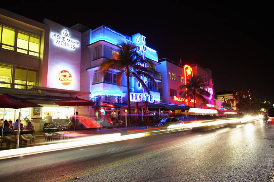 Danceterias, bares e restaurantes são algumas das opções da Ocean Drive, famosa pela arquitetura art deco dos edifícios de frente para o mar