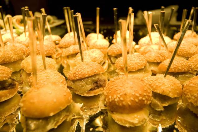 Mini-hambúrgueres servidos no Bearfoot Bistro, em Whistler