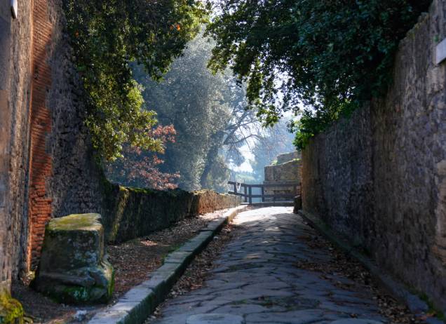 Um dos passeios mais atrativos a partir de Nápoles é para o sítio arqueológico de Pompeia - reserve um dia para pegar o trem para conhecer a cidade, completamente destruída por uma erupção do vulcão Vesúvio, em 24 de agosto de 79 d.C.
