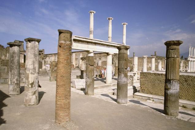 As fascinantes ruínas de Pompeia atraem mais de 2,4 milhões de turistas por ano ao sítio arqueológico; no passeio, é possível vislumbrar o formato de corpos de antigos moradores, perservados pela cinza vulcânica que esfriou sobre as pessoas e animais