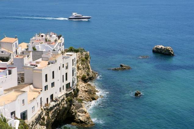 As belas praias de Ibiza atraem muitos turistas por suas baladas e por suas águas verde-esmeralda