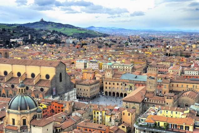 Vista geral de Bolonha, Itália, a partir do alto das <a href="http://viajeaqui.abril.com.br/estabelecimentos/italia-bolonha-atracao-le-due-torri" rel="torres" target="_blank">torres</a> que, apesar de tortas, são o símbolo da cidade terracota
