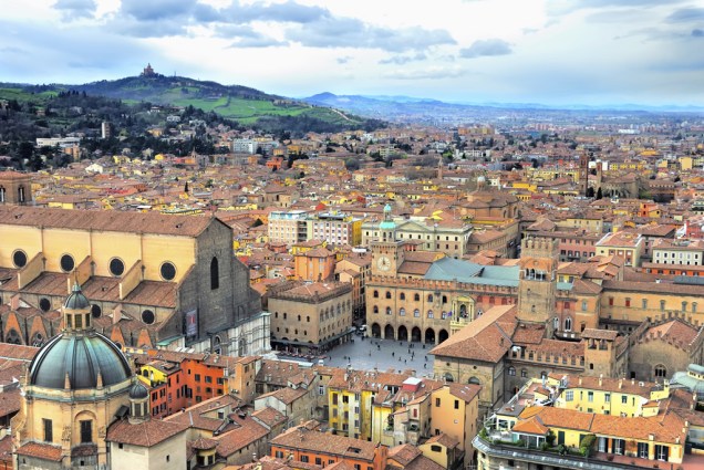 Vista geral de Bolonha, Itália, a partir do alto das <a href="https://viajeaqui.abril.com.br/estabelecimentos/italia-bolonha-atracao-le-due-torri" rel="torres" target="_blank">torres</a> que, apesar de tortas, são o símbolo da cidade terracota