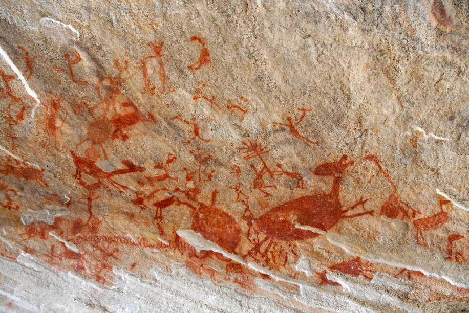 Pinturas rupestres da toca da entrada do Baixão da Vaca no <a href="http://viajeaqui.abril.com.br/cidades/br-pi-serra-da-capivara" rel="Parque Nacional da Serra da Capivara" target="_blank">Parque Nacional da Serra da Capivara</a>, Piauí