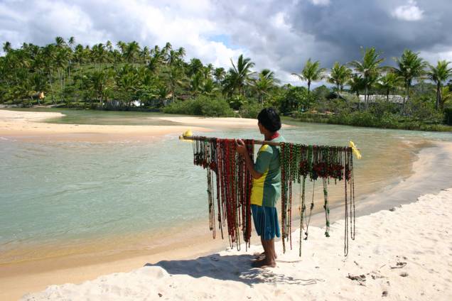 Índio Pataxó vendendo artesanato na Praia do Espelho