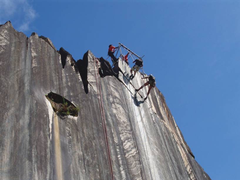 A beleza da Cachoeira Grande de 50 m de extenção por 9 m de altura contrasta com a área de lazer popular