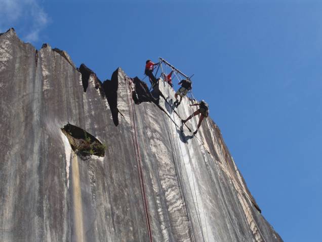 A beleza da Cachoeira Grande de 50 m de extenção por 9 m de altura contrasta com a área de lazer popular A beleza da Cachoeira Grande de 50 m de extenção por 9 m de altura contrasta com a área de lazer popular