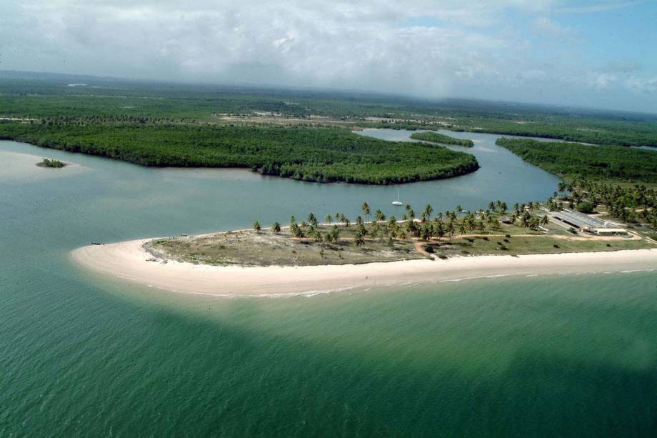 A foz do Rio Real fica na Praia do Saco, uma das mais preservadas da região de Aracaju, Sergipe