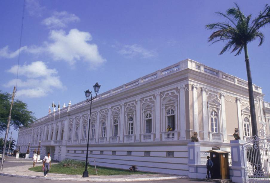 Sede do governo maranhense, o <a href="http://viajeaqui.abril.com.br/estabelecimentos/br-ma-sao-luis-atracao-palacio-dos-leoes" rel="Palácio dos Leões" target="_blank">Palácio dos Leões</a> fica no <a href="http://viajeaqui.abril.com.br/estabelecimentos/br-ma-sao-luis-atracao-centro-historico" rel="Centro Histórico" target="_blank">Centro Histórico</a> em <a href="http://viajeaqui.abril.com.br/cidades/br-ma-sao-luis" rel="São Luís (MA)" target="_blank">São Luís (MA)</a>