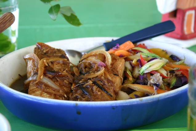 Peixe ensopado com juliana de legumes temperados com nam pla tailandês, prato do restaurante da Silvinha, na Praia do Espelho