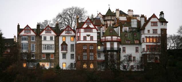 A quadra Ramsay Gardens reúne 16 prédios residenciais luxuosos em Edimburgo