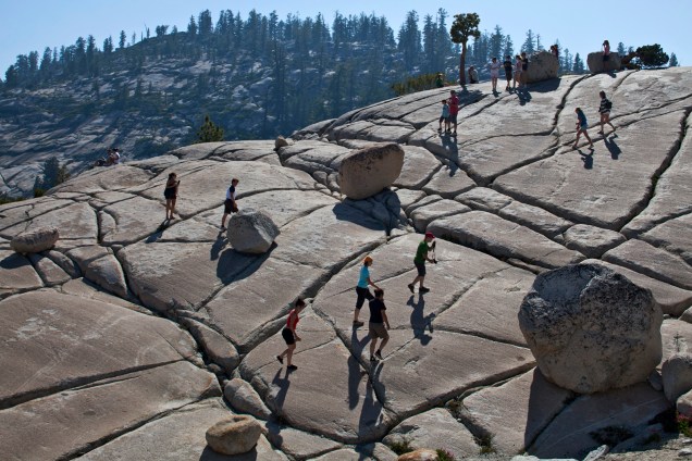 Pedregulhos se encarapitam de maneira aleatória no pico Olmsted, no parque nacional de Yosemite (EUA). Uma geleira esculpiu o leito de pedra de 92 milhões de anos aqui e deixou os pedregulhos, arrancados de uma montanha próxima, quando recuou. As pedras, junto com sulcos no leito de pedra, mostram o caminho da geleira