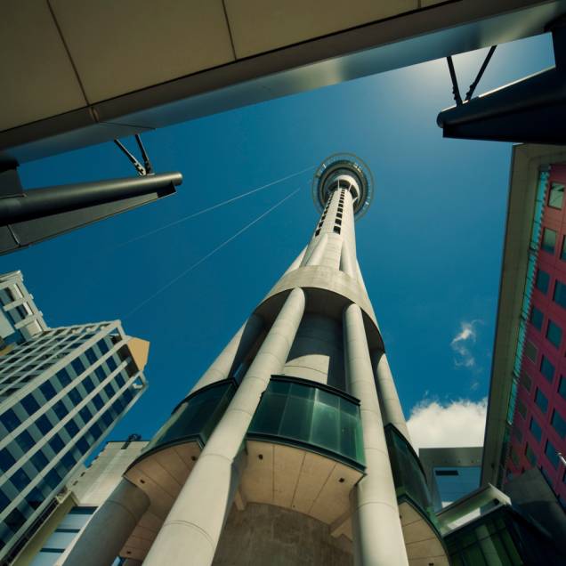 Na Sky Tower, com 328 metros de altura, é possível ter uma visão de 360º de Auckland e até pular de bungee jump