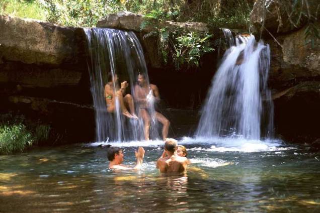 A Cachoeira do Raizama, no Parque Nacional da Chapada dos Veadeiros, é boa para salto e tem bons cânions para rapel. Próximo a ela, há paredões de pedra e piscinas naturais