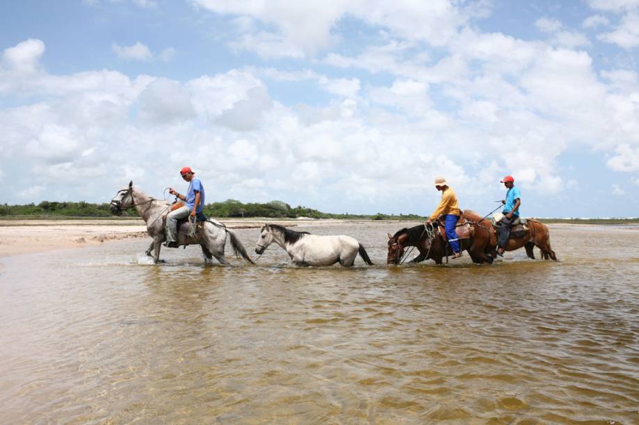 O vento, as dunas e a água cristalina das lagoas pluviais ajudam a enganar a força do sol no <a href="http://viajeaqui.abril.com.br/estabelecimentos/br-ma-barreirinhas-atracao-parque-nacional-dos-lencois-maranhenses" rel="Parque Nacional dos Lençóis Maranhenses" target="_blank">Parque Nacional dos Lençóis Maranhenses</a>