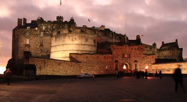 O Castelo de Edimburgo conta com o museu dos guardas Royal Scots, as joias da Coroa escocesa, a famosa pedra do destino – onde os monarcas eram coroados – e o palácio real, local de nascimento de James Stuart, o rei que unificaria as coroas da Escócia, Inglaterra e Irlanda