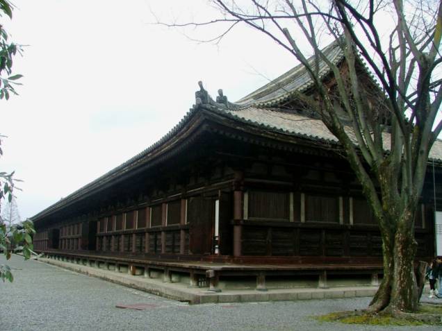 O longo templo budista Rengeo-in, mais conhecido como Sanjusangendo, é conhecido por conter 1001 imagens da deusa da misericórdia Kannon