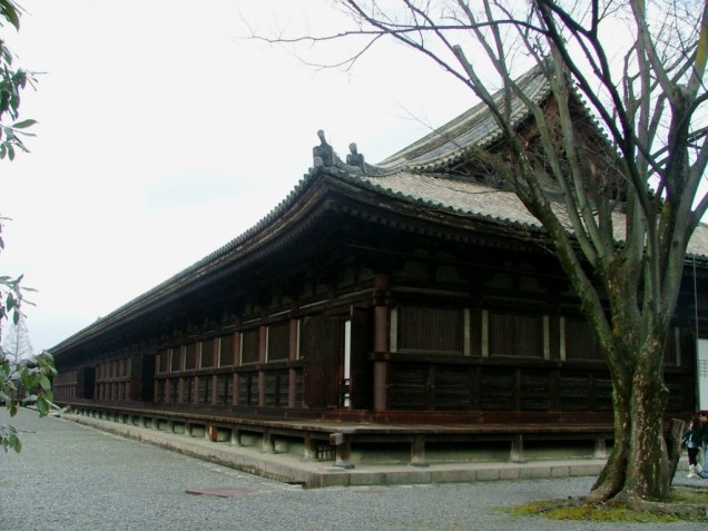 O longo templo budista Rengeo-in, mais conhecido como Sanjusangendo, é conhecido por conter 1001 imagens da deusa da misericórdia Kannon O longo templo budista Rengeo-in, mais conhecido como Sanjusangendo, é conhecido por conter 1001 imagens da deusa da misericórdia Kannon