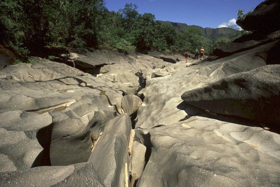 As rochas de tonalidade cinza foram esculpidas por um rio há 600 milhões de anos. Adquiriram um aspecto lunar que é único do Vale da Lua, na Chapada dos Veadeiros (GO)
