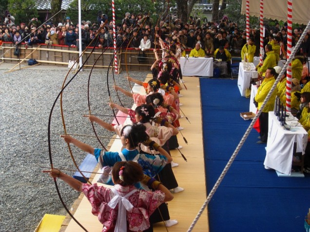Torneio anual de arco-e-flecha japonês no templo Sanjusangendo, em Kyoto Torneio anual de arco-e-flecha japonês no templo Sanjusangendo, em Kyoto