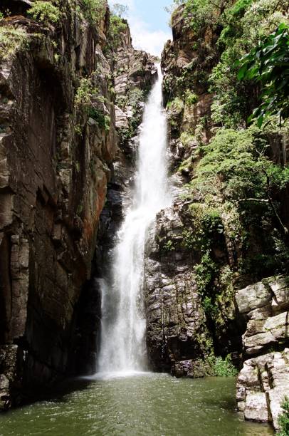 Quase dentro da cidade, a Cachoeira Véu da Noiva fica lotada nos feriados