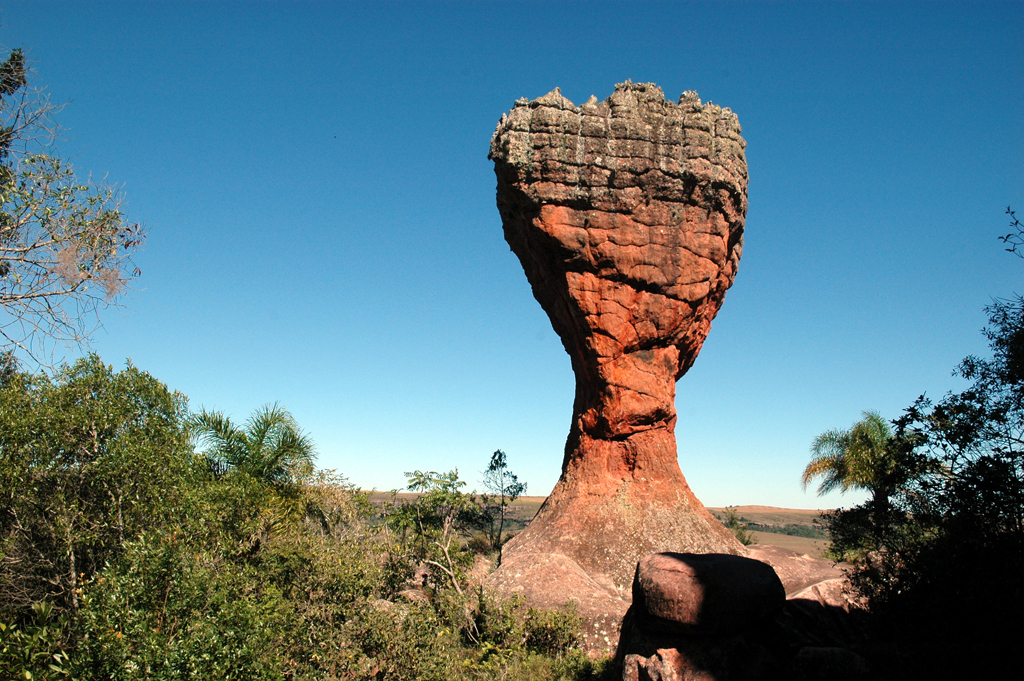 A escultura símbolo do Parque Estadual de Vila Velha lembra o formato de uma taça