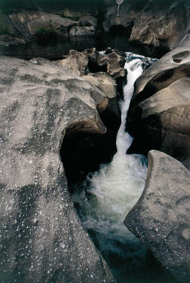 O cenário do Vale da Lua inclui diversas piscinas naturais, que se formam entre grutas e fendas