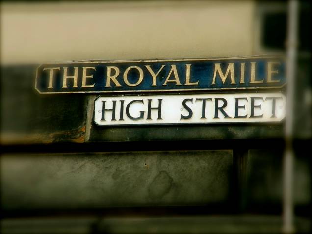 Royal Mile, uma sucessão de ruas no centro de Edimburgo, atrai muitos turistas, com suas lojas, pubs e restaurantes