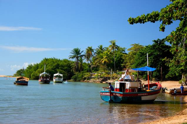 A Praia de Caraíva acompanha toda a vila de mesmo nome, aonde só é possível chegar de barco A Praia de Caraíva acompanha toda a vila de mesmo nome, aonde só é possível chegar de barco