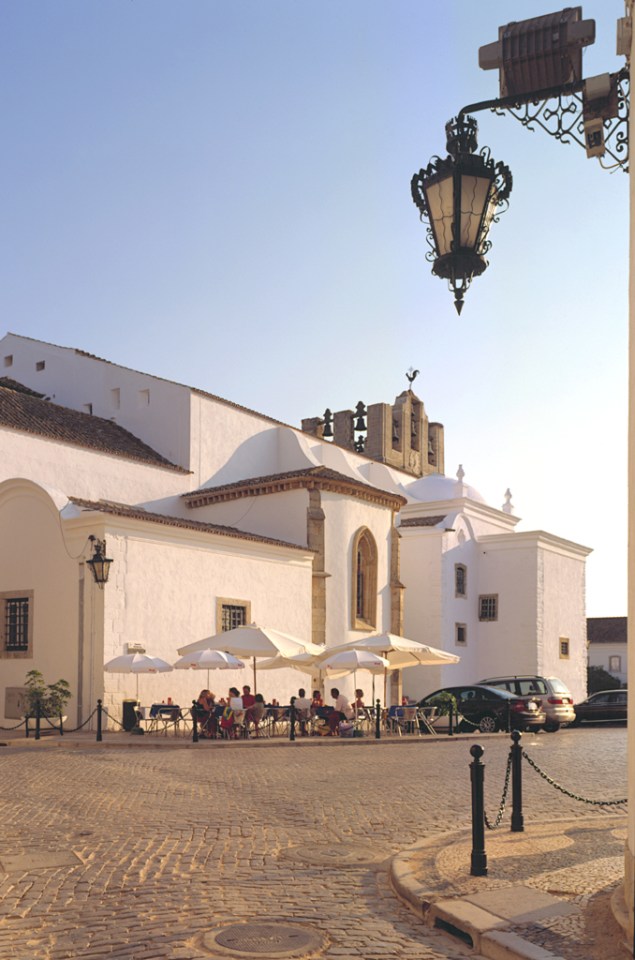 Capital do Algarve, Faro é uma cidade grande com charme de litoral e alma de interior. Tem uma vila medieval, cercada de muralhas, onde os mouros deixaram suas marcas