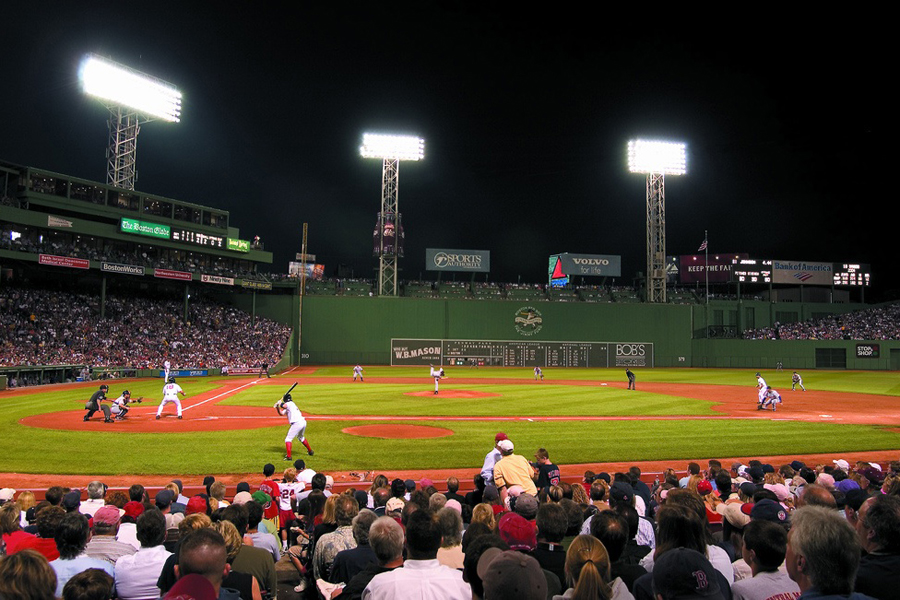 O famoso estádio <a href="http://viajeaqui.abril.com.br/estabelecimentos/estados-unidos-boston-atracao-fenway-park" rel="Fenway Park" target="_blank">Fenway Park</a> tem mais de 100 anos!