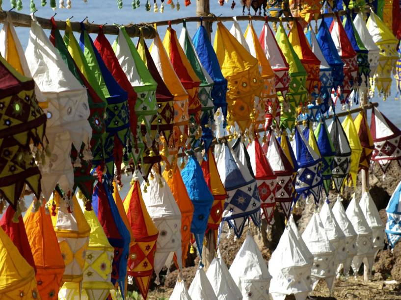 Mercado de pulgas no vilarejo de Anjuna, Goa, antiga colônia portuguesa na Índia