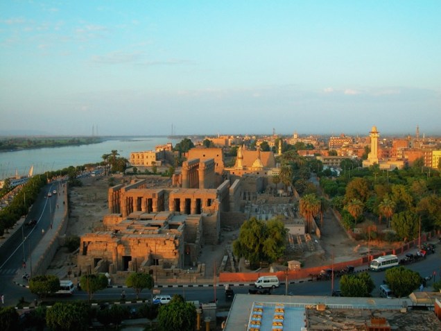 Vista geral da cidade de Luxor, tendo o Nilo à esquerda e o templo de Luxor ao centro