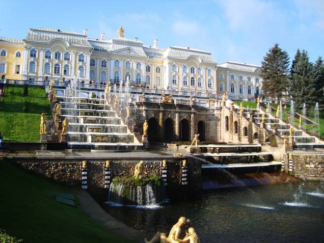 Peterhof, nos arredores de Petersburgo, é uma espécie de Palácio de Versalhes, com um complexo de palácios, jardins e fontes