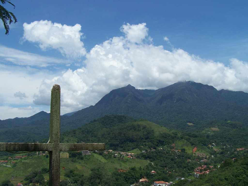 Vista a partir do Pico do Penedino, Serra da Índia ao fundo em Penedo, Rio de Janeiro
