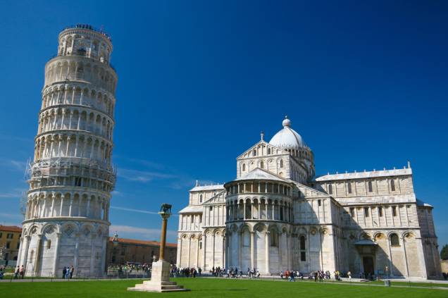 Projetada para servir como campanário da catedral, a Torre de Pisa ganhou fama por conta da inclinação. Iniciada no século 12, o edifício levou mais de 200 anos para ser concluído