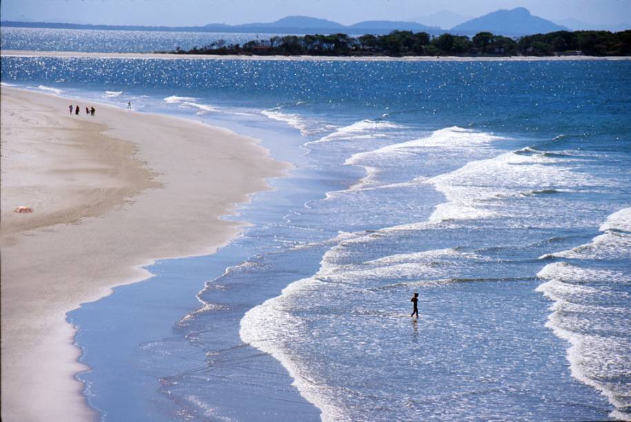 As praias não costumam lotar – há limite de entrada na ilha – e algumas são boas para o surfe