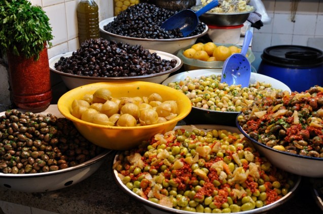 Por toda a orla do Mediterrâneo existe um amplo compartilhamento de ingredientes culinários, como os vistos neste mercado em Fez. Azeitonas, grão de bico e limões em conserva são encontrados em vários países, mas no Marrocos eles transformam-se em uma cozinha de características de forte identidade local