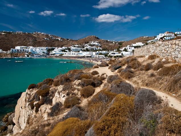 Resort em Mikonos, região da Grécia onde o agito noturno e o sossego, com seus barcos de pescadores e pelicanos, misturam-se pacificamente