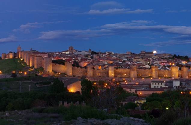 Vista geral da cidade Ávila, com seu bem preservado conjunto de muralhas e torres, construídas a partir do século 11