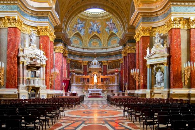 Mais importante igreja da Hungria, a Basílica de Santo Estevão foi concluída em 1905 em estilo neo-clássico sobre uma planta em formato de cruz grega. No relicário do templo encontra-se uma das mãos do rei István, o primeiro monarca dos magiares Mais importante igreja da Hungria, a Basílica de Santo Estevão foi concluída em 1905 em estilo neo-clássico sobre uma planta em formato de cruz grega. No relicário do templo encontra-se uma das mãos do rei István, o primeiro monarca dos magiares