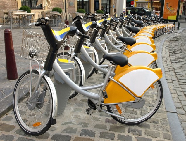 Cidades por toda a Europa vêm adotando a bicicleta como meio de transporte principal. Em Bruxelas existem unidades públicas que podem ser utilizadas por cidadãos e turistas