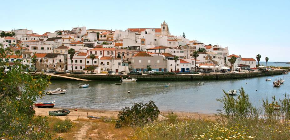 Vila de Ferragudo, nos arredores de Portimão https://www.flickr.com/photos/frans16611/10250570873/