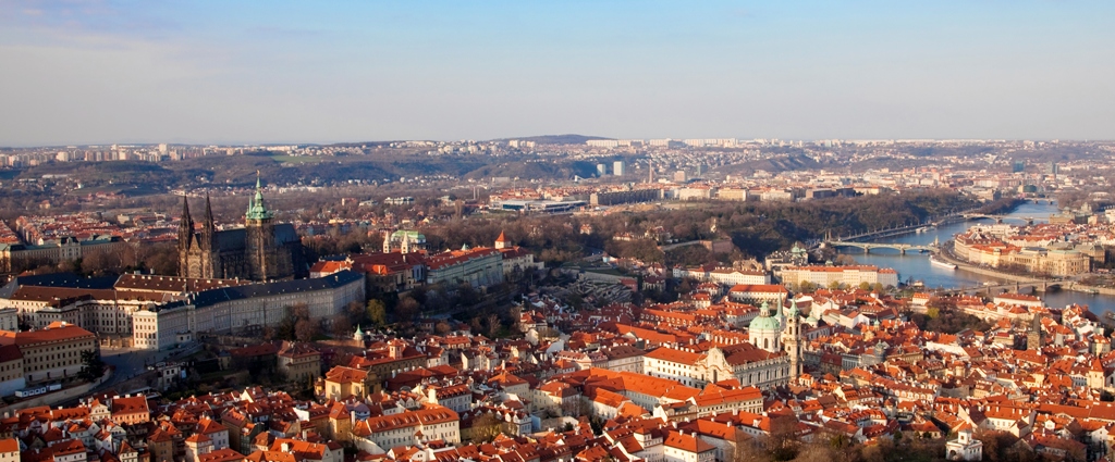 Panorama do Centro de Praga, com o Castelo à esquerda, Malá Strana em primeiro plano e, do outro lado do rio, o bairro judeu de Josefov