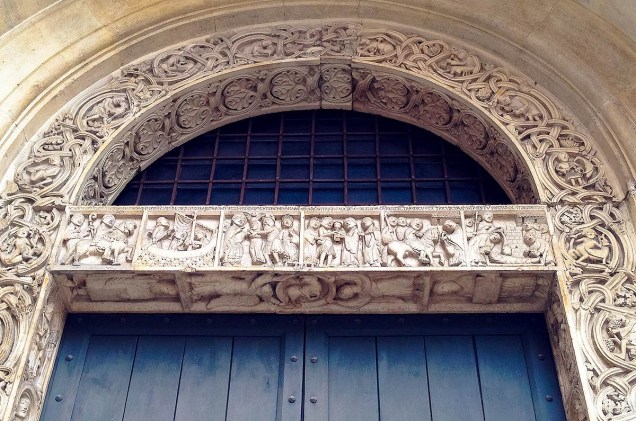 No lado norte da Catedral está a "Porta della Pescheria" (Porta da Pescaria), com relevos inspirados no ciclo das marés e histórias do Ciclo Artúrico