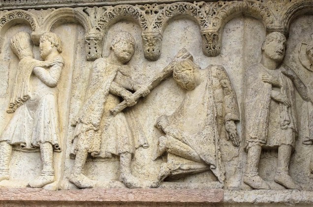 Detalhes esculpidos nas paredes exteriores da catedral de <a href="https://viajeaqui.abril.com.br/cidades/italia-modena" rel="Módena" target="_blank">Módena</a> revelam símbolos austeros da Idade Média - época em que ela foi construída