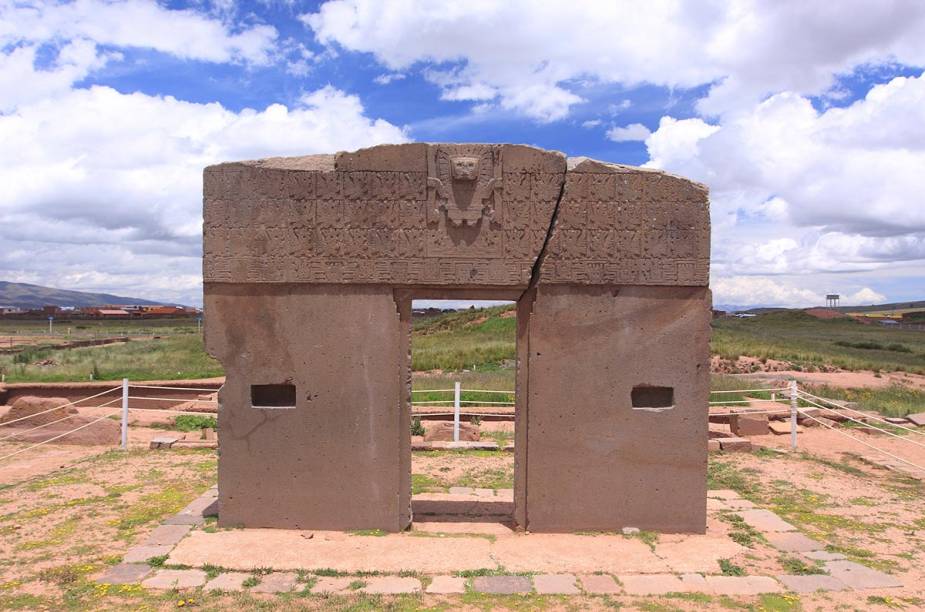A poucos quilômetros do centro de La Paz está Tiwanaku - um sítio arqueológico com ruínas de templos construídos há mais de mil anos A poucos quilômetros do centro de La Paz está Tiwanaku - um sítio arqueológico com ruínas de templos construídos há mais de mil anos