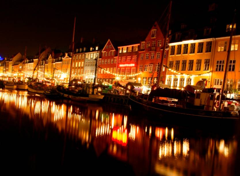 O antigo cais de Nyhavn, em Copenhague, hoje reúne bares e lojas charmosos sob suas casas históricas